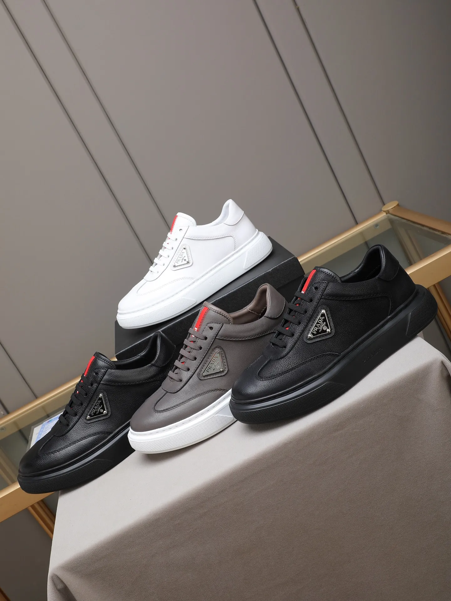 PP460 Prada/Prada men's new casual shoes, this upper is made of imported calfskin + sheep lining! The outside is decorated with the P family's classic metal triangle enamel logo, and the outsole is made of non-slip sports foam ultra-light outsole, which feels good on the feet and is a fashionable and fashionable item!  Size: 38-44 (45 customized)
